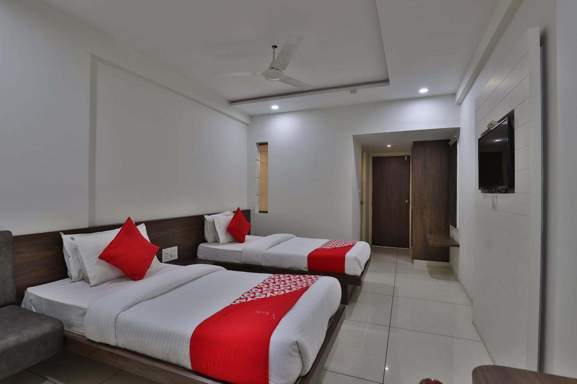 OYO 11543 Hotel Panchsheel Vadodara Buitenkant foto