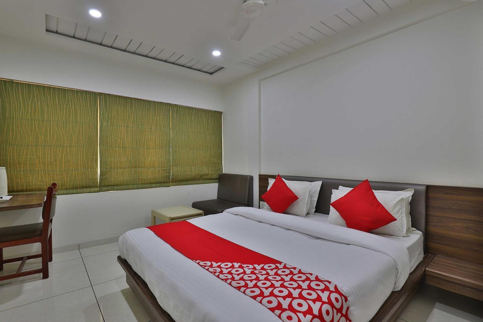 OYO 11543 Hotel Panchsheel Vadodara Buitenkant foto