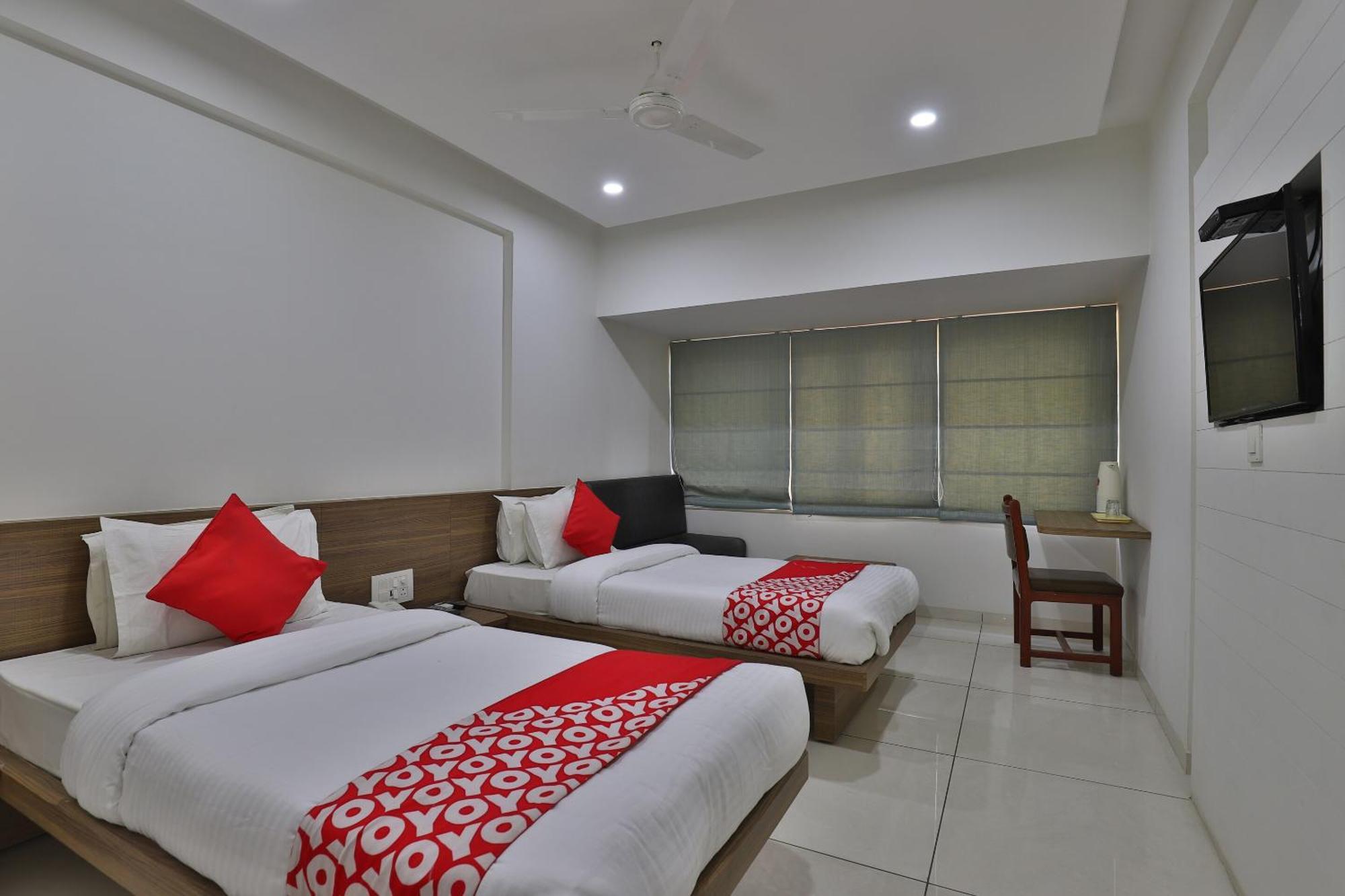 OYO 11543 Hotel Panchsheel Vadodara Buitenkant foto